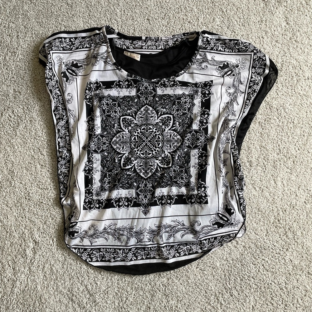 Mandala print two layer top from Lavish. Size S. Black and white